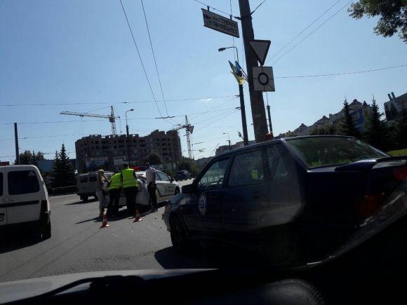 Біля "Універсаму" збили жінку на пішохідному переході на сайті 20minut.ua Біля "Універсаму" збили жінку на пішохідному переході, фото №1 на сайті 20minut.ua