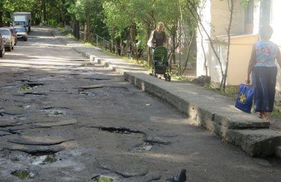 Ями по кісточки. Мешканці Тернопільської скаржаться, що дощ “з’їдає” асфальт біля будинку на сайті vsim.ua Ями по кісточки. Мешканці Тернопільської скаржаться, що дощ “з’їдає” асфальт біля будинку, фото №2 на сайті vsim.ua