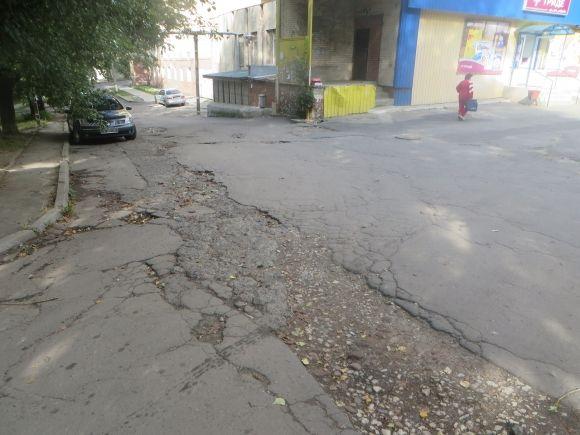 Ями по кісточки. Мешканці Тернопільської скаржаться, що дощ “з’їдає” асфальт біля будинку на сайті vsim.ua Ями по кісточки. Мешканці Тернопільської скаржаться, що дощ “з’їдає” асфальт біля будинку, фото №5 на сайті vsim.ua