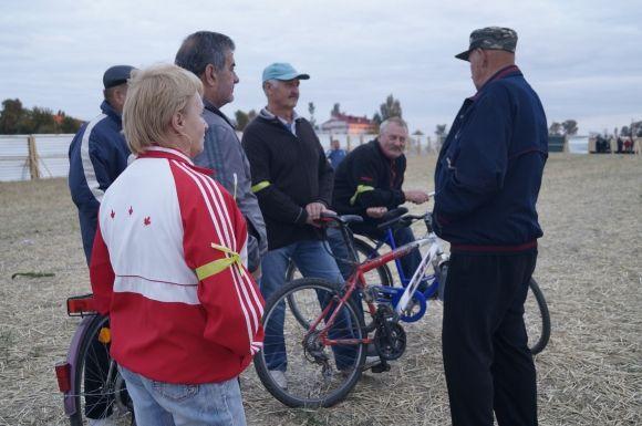В Сабарові продовжується скандал з новим кладовищем. Техніка і робочі простоюють два місяці (ОНОВЛЕНО) на сайті 20minut.ua В Сабарові продовжується скандал з новим кладовищем. Техніка і робочі простоюють два місяці (ОНОВЛЕНО), фото №2 на сайті 20minut.ua