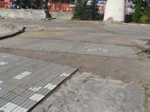 Біля "Сілістри" зривають стару плитку - почали ремонт площі на сайті vsim.ua Біля "Сілістри" зривають стару плитку - почали ремонт площі, фото №2 на сайті vsim.ua
