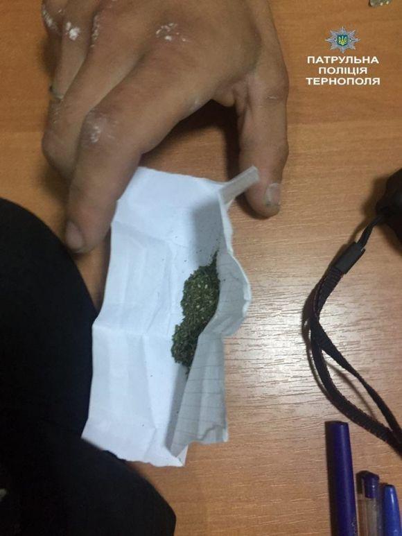 На Живова на шкільному подвір’ї перебували чоловіки з наркотиками на сайті 20minut.ua На Живова на шкільному подвір’ї перебували чоловіки з наркотиками, фото №1 на сайті 20minut.ua