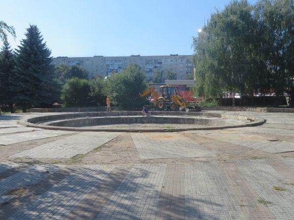 Біля "Сілістри" зривають стару плитку - почали ремонт площі на сайті vsim.ua Біля "Сілістри" зривають стару плитку - почали ремонт площі, фото №1 на сайті vsim.ua