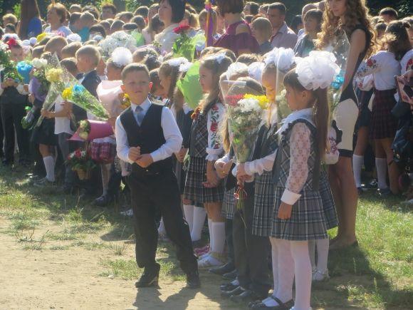 Радісні батьки і сонні першачки. Як почався навчальний рік для школярів, фото №1 на сайті vsim.ua