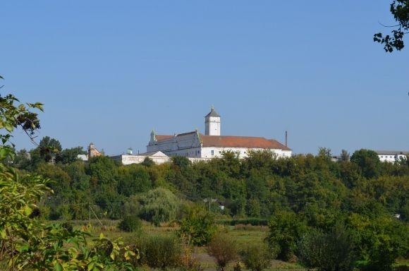 «Незнана Хмельниччина»: палац Сангушків і цвинтар-музей у 600-літньому Ізяславі на сайті vsim.ua «Незнана Хмельниччина»: палац Сангушків і цвинтар-музей у 600-літньому Ізяславі, фото №7 на сайті vsim.ua