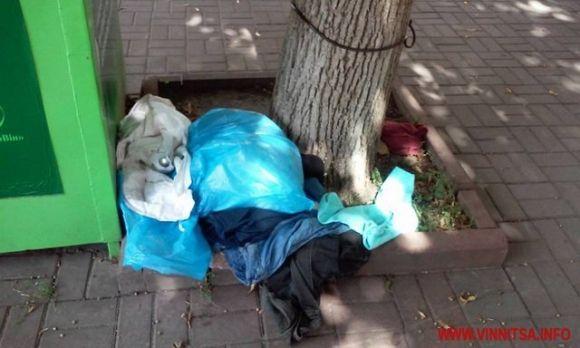 Біля Вежі діти обікрали контейнер благодійного збору одягу, фото №2 на сайті 20minut.ua