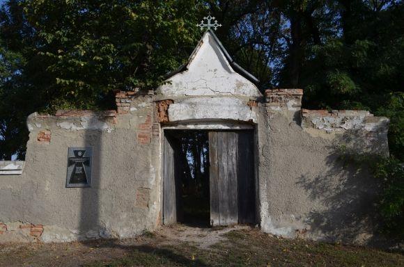 «Незнана Хмельниччина»: палац Сангушків і цвинтар-музей у 600-літньому Ізяславі на сайті vsim.ua «Незнана Хмельниччина»: палац Сангушків і цвинтар-музей у 600-літньому Ізяславі, фото №2 на сайті vsim.ua