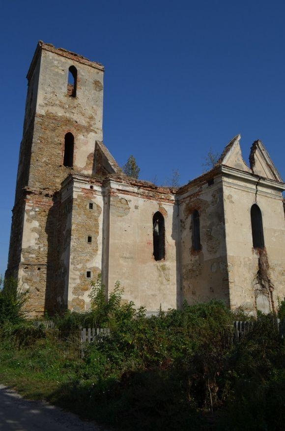 «Незнана Хмельниччина»: палац Сангушків і цвинтар-музей у 600-літньому Ізяславі на сайті vsim.ua «Незнана Хмельниччина»: палац Сангушків і цвинтар-музей у 600-літньому Ізяславі, фото №5 на сайті vsim.ua