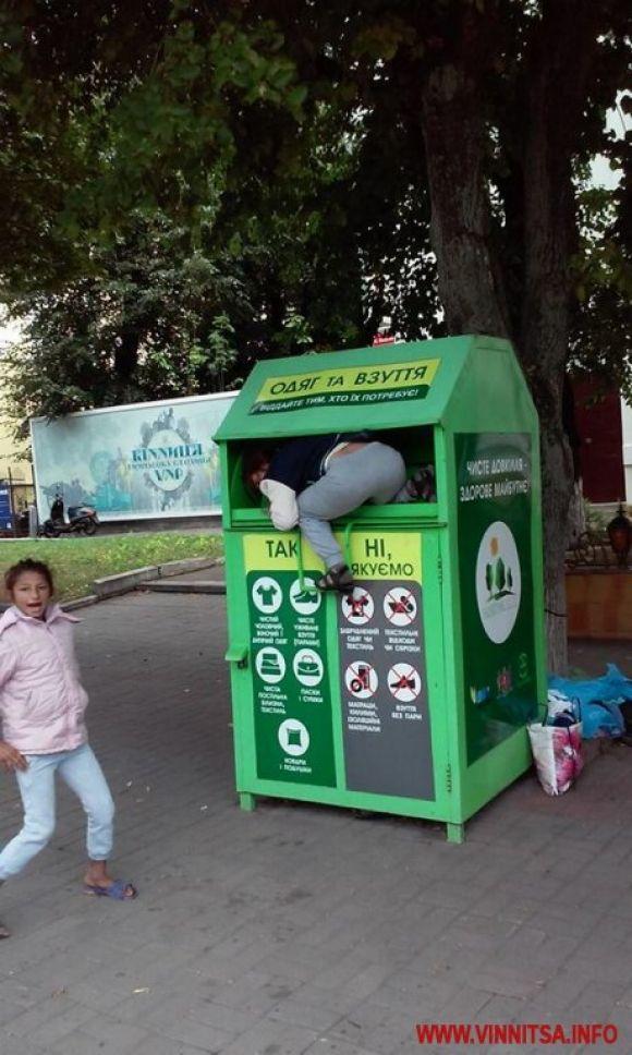 Біля Вежі діти обікрали контейнер благодійного збору одягу, фото №1 на сайті 20minut.ua