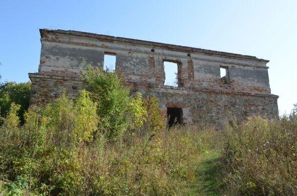 «Незнана Хмельниччина»: палац Сангушків і цвинтар-музей у 600-літньому Ізяславі на сайті vsim.ua «Незнана Хмельниччина»: палац Сангушків і цвинтар-музей у 600-літньому Ізяславі, фото №4 на сайті vsim.ua