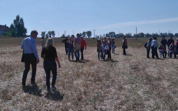 Місце під Сабарівське кладовище освятив священник. Встановили хрест на сайті 20minut.ua Місце під Сабарівське кладовище освятив священник. Встановили хрест, фото №4 на сайті 20minut.ua