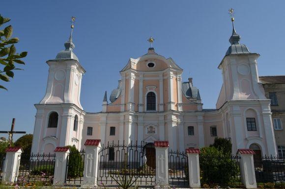 «Незнана Хмельниччина»: палац Сангушків і цвинтар-музей у 600-літньому Ізяславі на сайті vsim.ua «Незнана Хмельниччина»: палац Сангушків і цвинтар-музей у 600-літньому Ізяславі, фото №3 на сайті vsim.ua