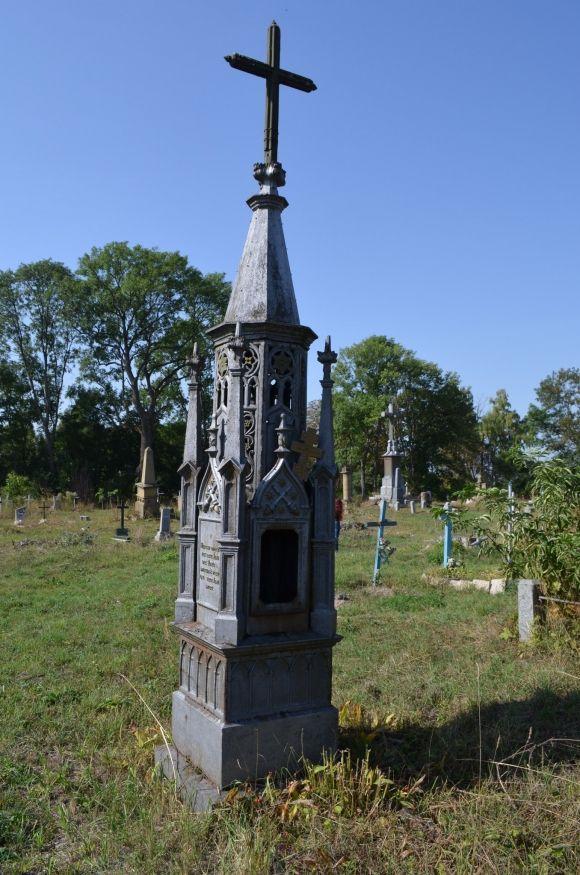 «Незнана Хмельниччина»: палац Сангушків і цвинтар-музей у 600-літньому Ізяславі на сайті vsim.ua «Незнана Хмельниччина»: палац Сангушків і цвинтар-музей у 600-літньому Ізяславі, фото №6 на сайті vsim.ua