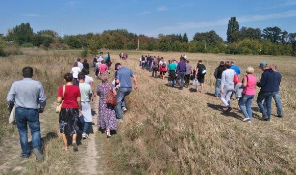 Місце під Сабарівське кладовище освятив священник. Встановили хрест на сайті 20minut.ua Місце під Сабарівське кладовище освятив священник. Встановили хрест, фото №2 на сайті 20minut.ua