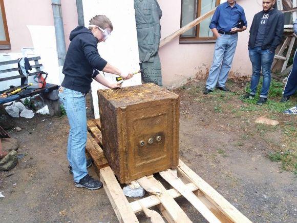 Німецький сейф, який знайшли на Магістратській, розчищають і будуть відкривати, фото №2 на сайті 20minut.ua