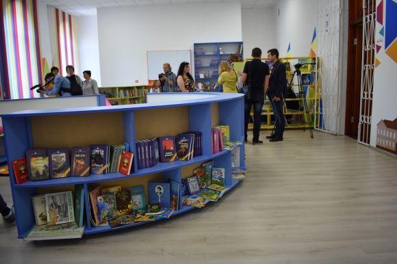 Перша  леді України Марина Порошенко приїхала до Житомира на відкриття новоствореної  медіатеки в школі №28, фото №2 на сайті 20minut.ua