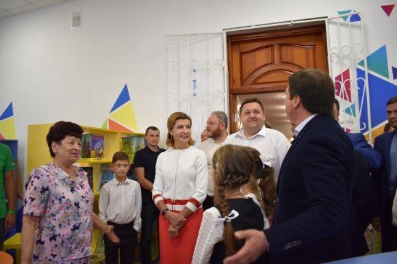 Перша  леді України Марина Порошенко приїхала до Житомира на відкриття новоствореної  медіатеки в школі №28, фото №4 на сайті 20minut.ua