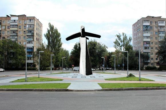 «Лежачий» МіГ. Скульптор пропонує змінити постамент на площі Могилка на сайті 20minut.ua «Лежачий» МіГ. Скульптор пропонує змінити постамент на площі Могилка, фото №4 на сайті 20minut.ua