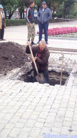 Біля пам'ятника Крушельницькій знайшли артснаряд, фото №1 на сайті 20minut.ua