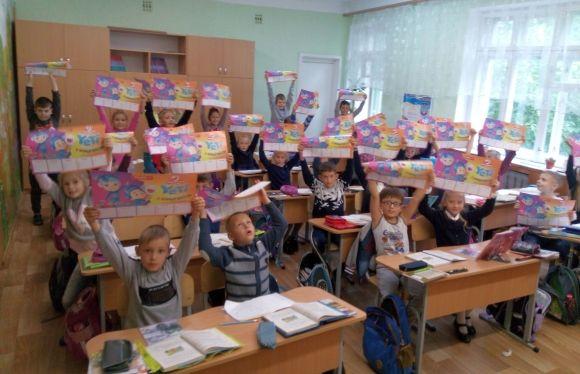 Хмельницькі школярі отримали подарунки від RIA на сайті vsim.ua Хмельницькі школярі отримали подарунки від RIA, фото №3 на сайті vsim.ua