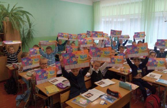 Хмельницькі школярі отримали подарунки від RIA на сайті vsim.ua Хмельницькі школярі отримали подарунки від RIA, фото №2 на сайті vsim.ua