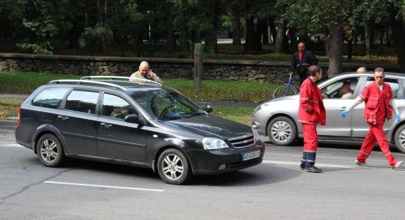 На Хмельницькому шосе маршрутка 23А протаранила легковик. Є постраждалі на сайті 20minut.ua На Хмельницькому шосе маршрутка 23А протаранила легковик. Є постраждалі, фото №2 на сайті 20minut.ua