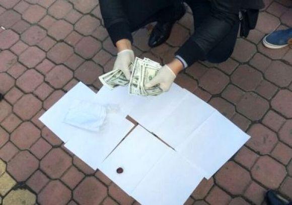 Черговий скандал із хабарами у Хмельницькому. Затримали ще двох активістів-вимагачів, фото №1 на сайті vsim.ua