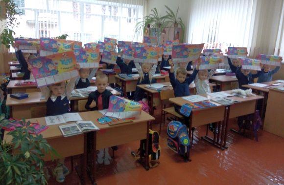 Хмельницькі школярі отримали подарунки від RIA на сайті vsim.ua Хмельницькі школярі отримали подарунки від RIA, фото №4 на сайті vsim.ua