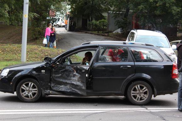 На Хмельницькому шосе маршрутка 23А протаранила легковик. Є постраждалі на сайті 20minut.ua На Хмельницькому шосе маршрутка 23А протаранила легковик. Є постраждалі, фото №8 на сайті 20minut.ua