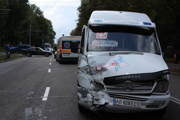 На Хмельницькому шосе маршрутка 23А протаранила легковик. Є постраждалі на сайті 20minut.ua На Хмельницькому шосе маршрутка 23А протаранила легковик. Є постраждалі, фото №7 на сайті 20minut.ua