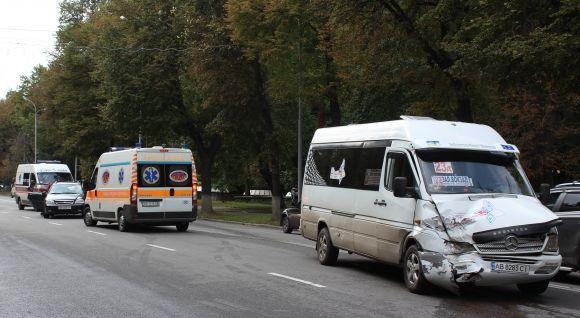 На Хмельницькому шосе маршрутка 23А протаранила легковик. Є постраждалі на сайті 20minut.ua На Хмельницькому шосе маршрутка 23А протаранила легковик. Є постраждалі, фото №6 на сайті 20minut.ua