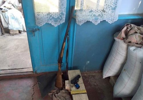 Чоловік зі зброєю зустрів працівників Хмельницькгазу на сайті vsim.ua Чоловік зі зброєю зустрів працівників Хмельницькгазу, фото №1 на сайті vsim.ua