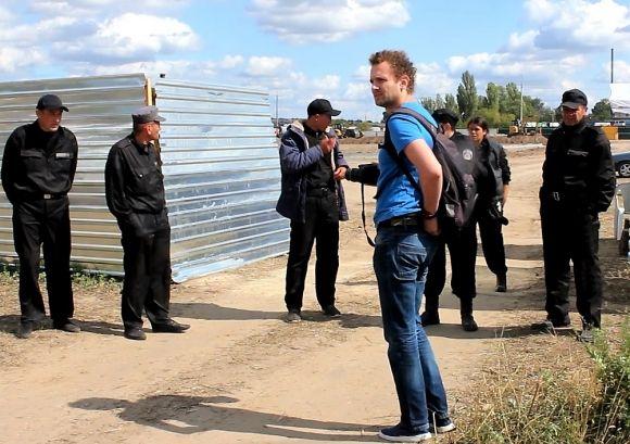 Активісти чергують, робочі риють землю — цвинтар у Сабарові на сайті 20minut.ua Активісти чергують, робочі риють землю — цвинтар у Сабарові, фото №6 на сайті 20minut.ua