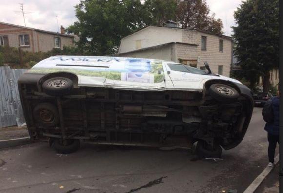 Біля Мурів водій «Деу» протаранив «Ford». Бус перекинувся на дві автівки, фото №1 на сайті 20minut.ua