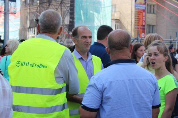 Відкриття Дня Вінниці: що казали зі сцени перші особи держави та як
їм “розчищали” дорогу до мерії на сайті 20minut.ua Відкриття Дня Вінниці: що казали зі сцени перші особи держави та як
їм “розчищали” дорогу до мерії, фото №4 на сайті 20minut.ua