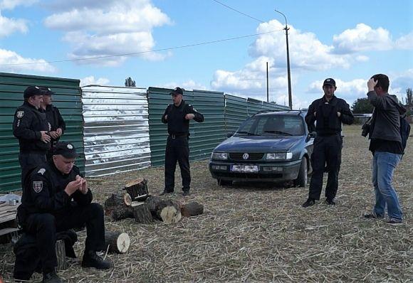 Активісти чергують, робочі риють землю — цвинтар у Сабарові на сайті 20minut.ua Активісти чергують, робочі риють землю — цвинтар у Сабарові, фото №4 на сайті 20minut.ua