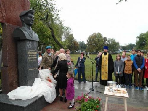 У пам’ять про героя: в Ізяславі встановили погруддя Олександра Кушнірука, фото №3 на сайті vsim.ua