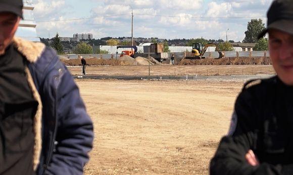 Активісти чергують, робочі риють землю — цвинтар у Сабарові на сайті 20minut.ua Активісти чергують, робочі риють землю — цвинтар у Сабарові, фото №7 на сайті 20minut.ua