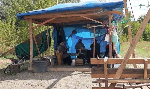 Активісти чергують, робочі риють землю — цвинтар у Сабарові на сайті 20minut.ua Активісти чергують, робочі риють землю — цвинтар у Сабарові, фото №1 на сайті 20minut.ua