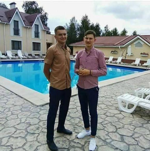 У страшній ДТП 22-річний Валентин втратив усю сім’ю. Сам хлопець в реанімації у важкому стані на сайті vsim.ua Брати Рижкові. Валентин ліворуч, Андрій - праворуч