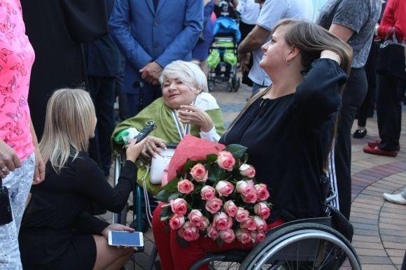 Відкриття Дня Вінниці: що казали зі сцени перші особи держави та як
їм “розчищали” дорогу до мерії на сайті 20minut.ua Відкриття Дня Вінниці: що казали зі сцени перші особи держави та як
їм “розчищали” дорогу до мерії, фото №1 на сайті 20minut.ua