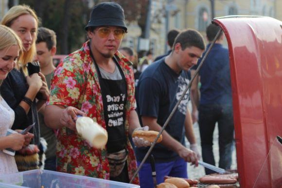 Вулична їжа на День міста: бургери з ретромобіля VS хотдоги з “Запорожця” на сайті 20minut.ua Вулична їжа на День міста: бургери з ретромобіля VS хотдоги з “Запорожця”, фото №1 на сайті 20minut.ua