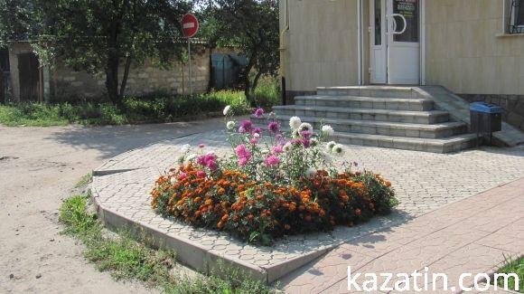 Яскраві квітники прикрашають місто на сайті 20minut.ua Яскраві квітники прикрашають місто, фото №1 на сайті 20minut.ua