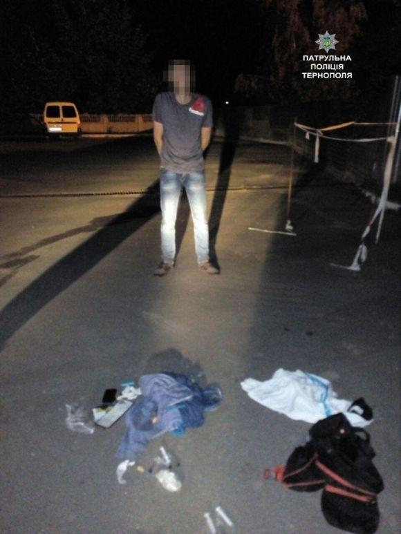 Цієї ночі наркомани хотіли влізти в автомобіль "ВАЗ" на сайті 20minut.ua Цієї ночі наркомани хотіли влізти в автомобіль "ВАЗ", фото №2 на сайті 20minut.ua