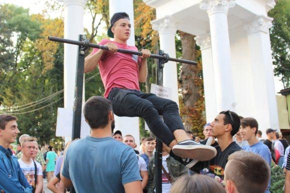 В парку на День міста встановили турнік: «провиси 2 хвилини — отримай 200 гривень», фото №1 на сайті 20minut.ua