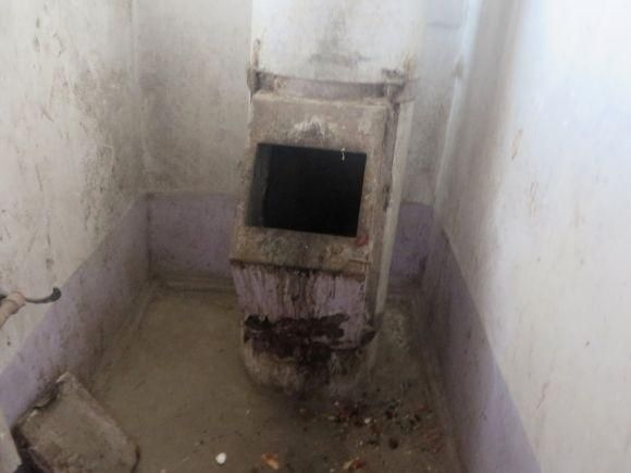 Діряві баки і смердючі калюжі. Мешканці Зарічанської скаржаться, що двір "потопає" у смітті, фото №4 на сайті vsim.ua