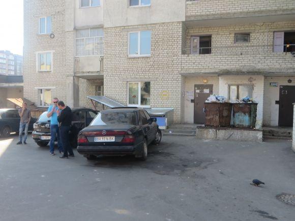 Діряві баки і смердючі калюжі. Мешканці Зарічанської скаржаться, що двір "потопає" у смітті, фото №2 на сайті vsim.ua