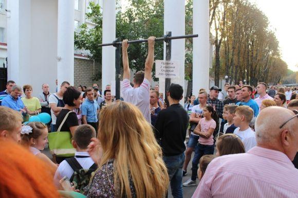 В парку на День міста встановили турнік: «провиси 2 хвилини — отримай 200 гривень», фото №3 на сайті 20minut.ua