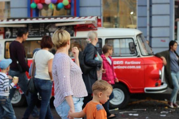 Вулична їжа на День міста: бургери з ретромобіля VS хотдоги з “Запорожця” на сайті 20minut.ua Вулична їжа на День міста: бургери з ретромобіля VS хотдоги з “Запорожця”, фото №5 на сайті 20minut.ua
