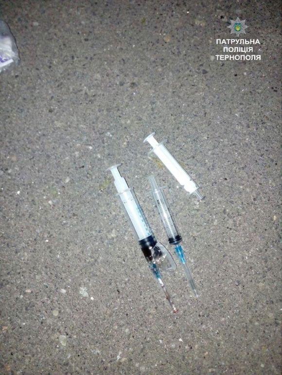 Цієї ночі наркомани хотіли влізти в автомобіль "ВАЗ" на сайті 20minut.ua Цієї ночі наркомани хотіли влізти в автомобіль "ВАЗ", фото №1 на сайті 20minut.ua